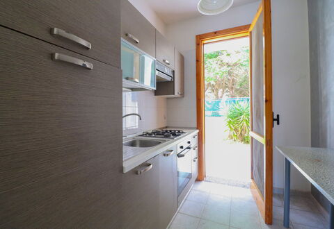 Amanda: Cuisine, Evier, Bois, Comptoir, Appareil De Cuisine, Principaux Appliance, Sol, Domicile, Sol, Design Intérieur