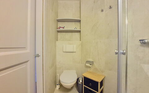 Manila 7: Mur, Sol, Salle De Bains, Luminaire Plomberie, Sol, Design Intérieur, Toilette, Lavabo, Plomberie, Pièce