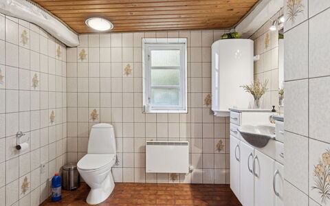 Sigbritt - 3.7Km from the Sea: Sol, Luminaire Plomberie, Bois, Sol, Salle De Bains, Design Intérieur, Plomberie, Toilette, Siège De Toilette, Évier
