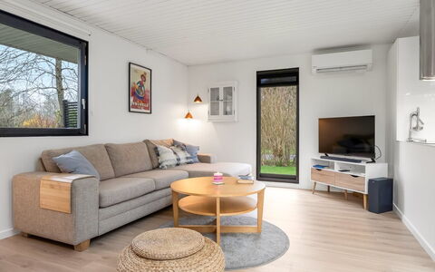 Arild - 700M from the Sea: Sol, Meubles, Design Intérieur, Sol, Canapé, Bois, Salon, Pièce, Parquet, Plafond
