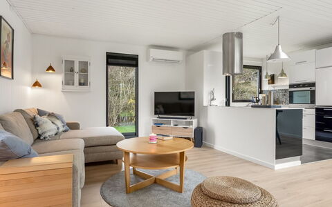 Arild - 700M from the Sea: Meubles, Design Intérieur, Sol, Canapé, Sol, Salon, Plafond, Bois, Pièce, Électroménager
