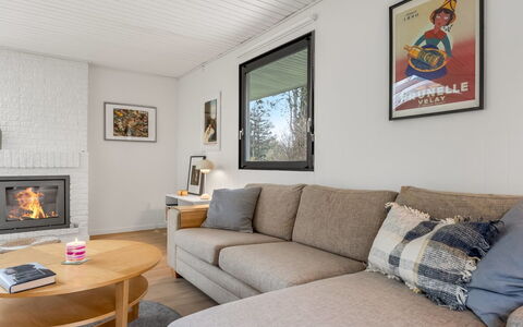 Arild - 700M from the Sea: Canapé, Meubles, Design Intérieur, Sol, Mur, Salon, Sol, Bois, Pièce, Cadre