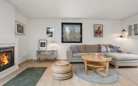 Arild - 700M from the Sea: Sol, Bois, Canapé, Design Intérieur, Sol, Salon, Meubles, Plafond, Pièce, Domicile