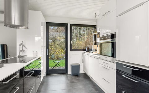 Arild - 700M from the Sea: Cuisine, Comptoir, Sol, Bois, Appareil De Cuisine, Design Intérieur, Principaux Appliance, Cabinetry, Sol, Domicile