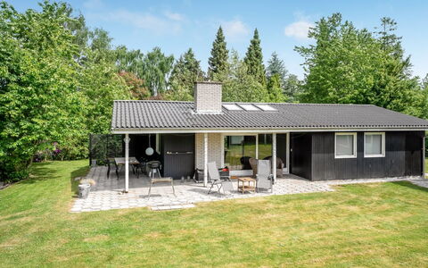 Arild - 700M from the Sea: Herbe, Maison, Toit, Arbuste, Domicile, Chalet, Zone Résidentielle, Couverture De Sol, Pelouse, Jardin