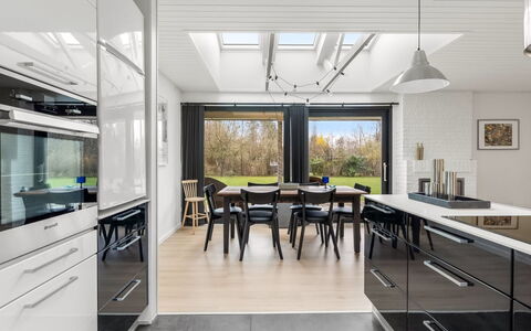 Arild - 700M from the Sea: Cuisine, Design Intérieur, Comptoir, Sol, Meubles, Plafond, Bois, Luminaire, Appareil De Cuisine, Éclairage