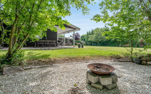 Arild - 700M from the Sea: Arbuste, Jardin, Couverture De Sol, Ombre, Aménagement Paysager, Pelouse, Arrière-Cour, Chalet, Cour, Allée