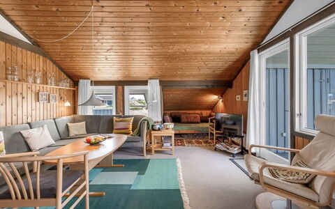 Flory - 400M from the Sea: Design Intérieur, Meubles, Bois, Sol, Plafond, Sol, Chaise, Pièce, Luminaire, Salon