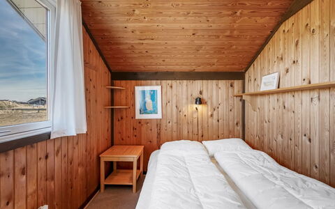 Flory - 400M from the Sea: Bois, Chambre, Domicile, Lit, Plafond, Literie, Drap De Lit, Cadre De Lit, Tache De Bois, Dur