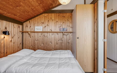 Flory - 400M from the Sea: Bois, Design Intérieur, Plafond, Chambre, Sol, Lit, Sol, Éclairage, Domicile, Luminaire