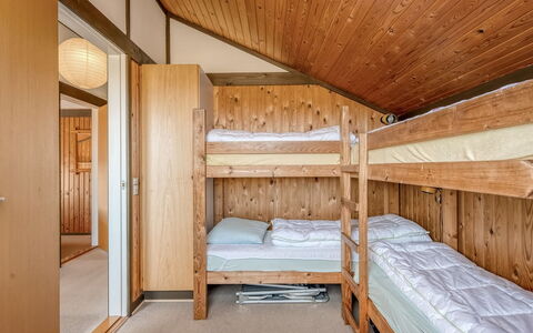 Flory - 400M from the Sea: Bois, Design Intérieur, Plafond, Sol, Chambre, Lit, Sol, Drap De Lit, Literie, Cadre De Lit