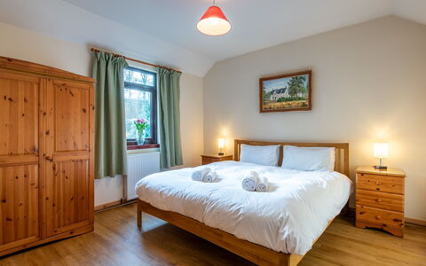 Fishermans Riverside Combi: Lit, Chambre, Bois, Drap De Lit, Literie, Cadre De Lit, Meubles, Design Intérieur, Plafond, La Table De Nuit