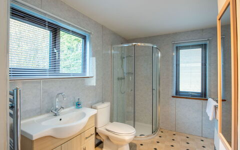 Fishermans Riverside Combi: Salle De Bains, Luminaire Plomberie, Sol, Design Intérieur, Sol, Évier, Robinet, Plomberie, Armoire De Toilette, Lavabo