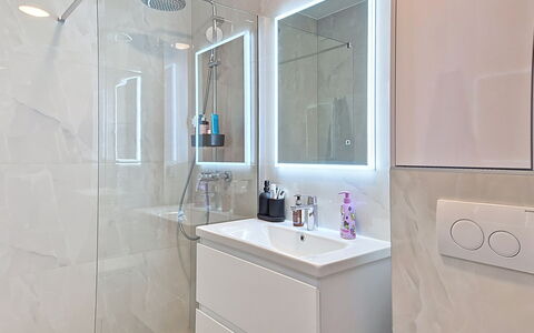 Lidija: Design Intérieur, Luminaire Plomberie, Salle De Bains, Sol, Miroir, Sol, Armoire De Toilette, Robinet, Plomberie, Évier