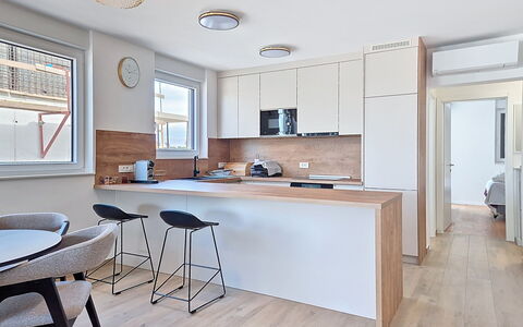 Lidija: Meubles, Design Intérieur, Comptoir, Sol, Cuisine, Sol, Luminaire, Cabinetry, Mur, Bois