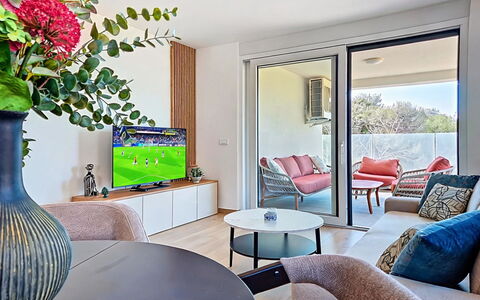 Karlo: Meubles, Design Intérieur, Mur, Sol, Plafond, Canapé, Sol, Salon, Pièce, Domicile