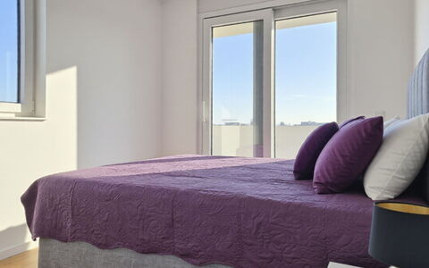 Lidija: Lit, Design Intérieur, Meubles, Chambre, Sol, Sol, Bois, Pièce, Drap De Lit, Literie