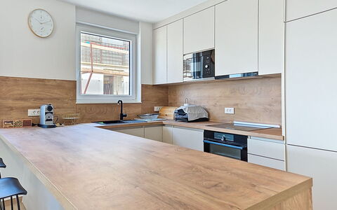 Lidija: Comptoir, Meubles, Cabinetry, Cuisine, Design Intérieur, Sol, Sol, Appareil De Cuisine, Bois, Domicile