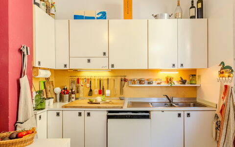 Casa Silvana: Appareil De Cuisine, Cuisine, Comptoir, Principaux Appliance, Design Intérieur, Cabinetry, Bois, Sol, Jaune, Pièce