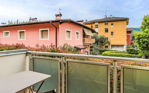 Family and Friends: Appartement, Balcon
