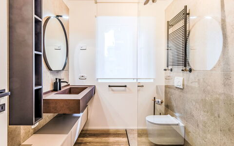 Family and Friends: Design Intérieur, Sol, Salle De Bains, Mur, Luminaire Plomberie, Sol, Bois, Miroir, Plafond, Robinet
