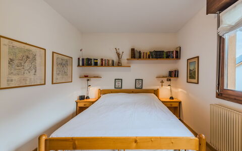 Ginepro: Lit, Meubles, Design Intérieur, Chambre, Literie, Mur, Drap De Lit, Sol, Sol, Bois