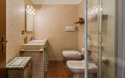 Ginepro: Mur, Sol, Salle De Bains, Sol, Luminaire Plomberie, Design Intérieur, Lavabo, Plomberie, Éclairage, Toilette