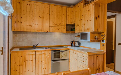 Ginepro: Bois, Cabinetry, Cuisine, Placard, Tiroir, Comptoir, Plafond, Tache De Bois, Principaux Appliance, Appareil De Cuisine