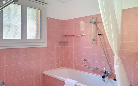 Sailor'S Home: Salle De Bains, Luminaire Plomberie, Sol, Robinet, Baignoire, Design Intérieur, Plomberie, Sol, Évier, Douche