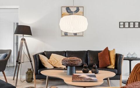 Grette - 600M from the Sea: Meubles, Design Intérieur, Sol, Sol, Éclairage, Salon, Domicile, Luminaire, Pièce, Lampe