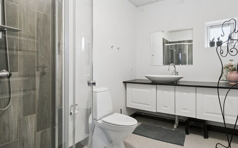 Grette - 600M from the Sea: Sol, Luminaire Plomberie, Design Intérieur, Sol, Salle De Bains, Évier, Plafond, Armoire De Toilette, Lavabo, Plomberie