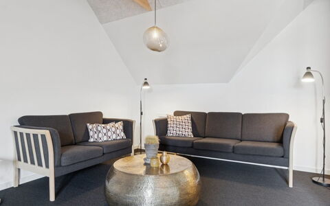 Strandulf - 1Km from the Sea: Meubles, Sol, Sol, Salon, Canapé, Matériau Naturel, Parquet, Chaise, Dur