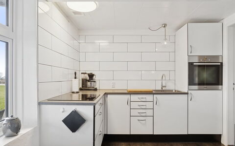 Strandulf - 1Km from the Sea: Cuisine, Comptoir, Sol, Appareil De Cuisine, Bois, Design Intérieur, Cabinetry, Principaux Appliance, Sol, Robinet