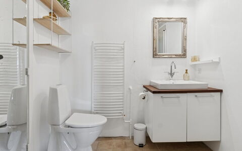 Strandulf - 1Km from the Sea: Luminaire Plomberie, Design Intérieur, Sol, Sol, Évier, Salle De Bains, Toilette, Lavabo, Siège De Toilette, Plomberie