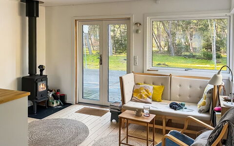 Ermelina - 150M from the Sea: Meubles, Sol, Design Intérieur, Bois, Sol, Salon, Pièce, Parquet, Éclairage, Canapé