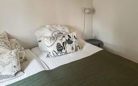 Ermelina - 150M from the Sea: Chambre, Lit, Literie, Drap De Lit, Meubles, Linge, Design Intérieur, Textile, Coussin, Throw Pillow