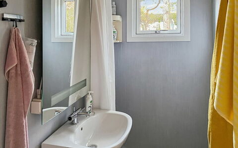 Ermelina - 150M from the Sea: Salle De Bains, Luminaire Plomberie, Mur, Design Intérieur, Lavabo, Sol, Évier, Sol, Textile, Robinet