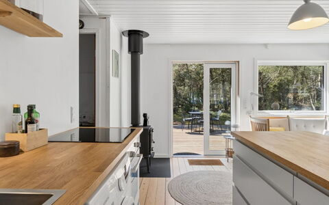 Ermelina - 150M from the Sea: Cuisine, Comptoir, Sol, Bois, Design Intérieur, Meubles, Sol, Appareil De Cuisine, Parquet, Cabinetry