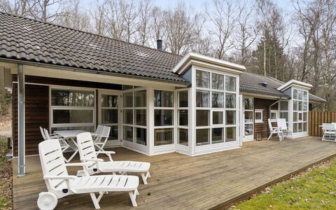 Aarre - 1Km from the Sea: Domicile, Porte, Chalet, Biens, Siding, Porche, Fenêtre À Guillotine, Jardin, Cour, Ombre