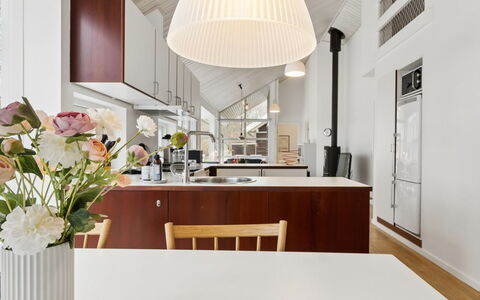 Aarre - 1Km from the Sea: Design Intérieur, Meubles, Sol, Luminaire, Plafond, Bois, Cuisine, Sol, Comptoir, Table Cuisine Et Salle A Manger