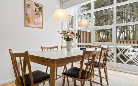 Aarre - 1Km from the Sea: Meubles, Sol, Design Intérieur, Salle À Manger, Sol, Bois, Table, Chaise, Table Cuisine Et Salle A Manger, Parquet