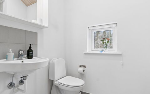 Aarre - 1Km from the Sea: Siège De Toilette, Salle De Bains, Luminaire Plomberie, Mur, Toilette, Sol, Évier, Sol, Design Intérieur, Lavabo