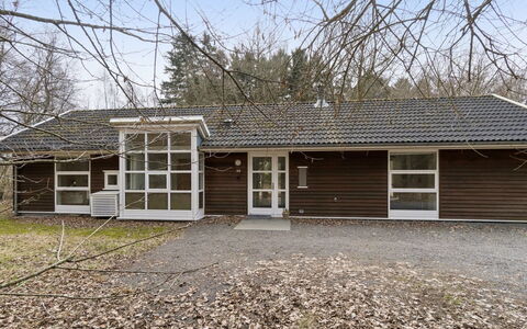 Aarre - 1Km from the Sea: Bâtiment, Branche, Maison, Domicile, Zone Résidentielle, Toit, Architecture, Chalet, Siding, Porte
