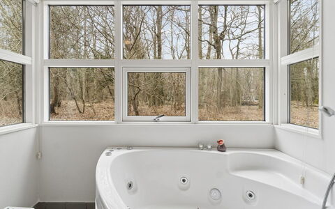 Aarre - 1Km from the Sea: Baignoire, Luminaire Plomberie, Design Intérieur, Salle De Bains, Sol, Plafond, Plomberie, Sol, Verre, Pièce