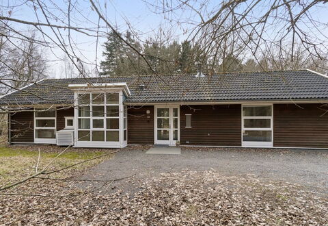 Aarre - 1Km from the Sea: Bâtiment, Branche, Maison, Domicile, Zone Résidentielle, Toit, Architecture, Chalet, Siding, Porte
