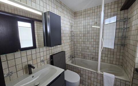 Casa la Schmetta 54: Salle De Bains, Luminaire Plomberie, Mur, Design Intérieur, Sol, Sol, Évier, Baignoire, Lavabo, Robinet