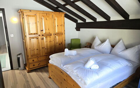 Casa la Schmetta 54: Bois, Chambre, Sol, Lit, Meubles, Design Intérieur, Sol, Drap De Lit, Literie, Cadre De Lit