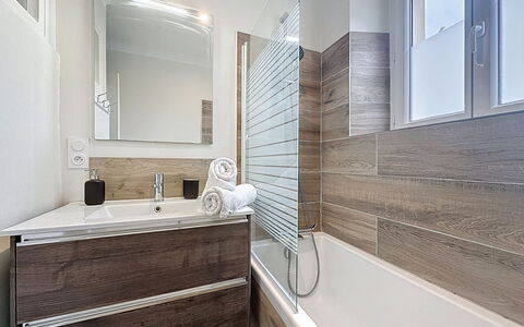 La Potée: Sol, Luminaire Plomberie, Sol, Salle De Bains, Design Intérieur, Robinet, Évier, Plomberie, Armoire De Toilette, Baignoire