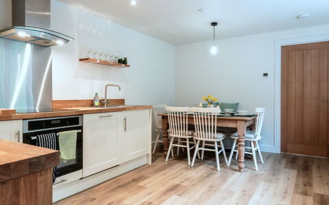 Alpine Cottage: Meubles, Design Intérieur, Sol, Sol, Cabinetry, Parquet, Bois, Appareil De Cuisine, Comptoir, Cuisine