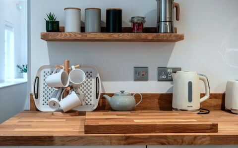 Alpine Cottage: Vaisselle, Appareil De Cuisine, Cuisine, Design Intérieur, Comptoir, Électroménager, Meubles, Petit Appareil